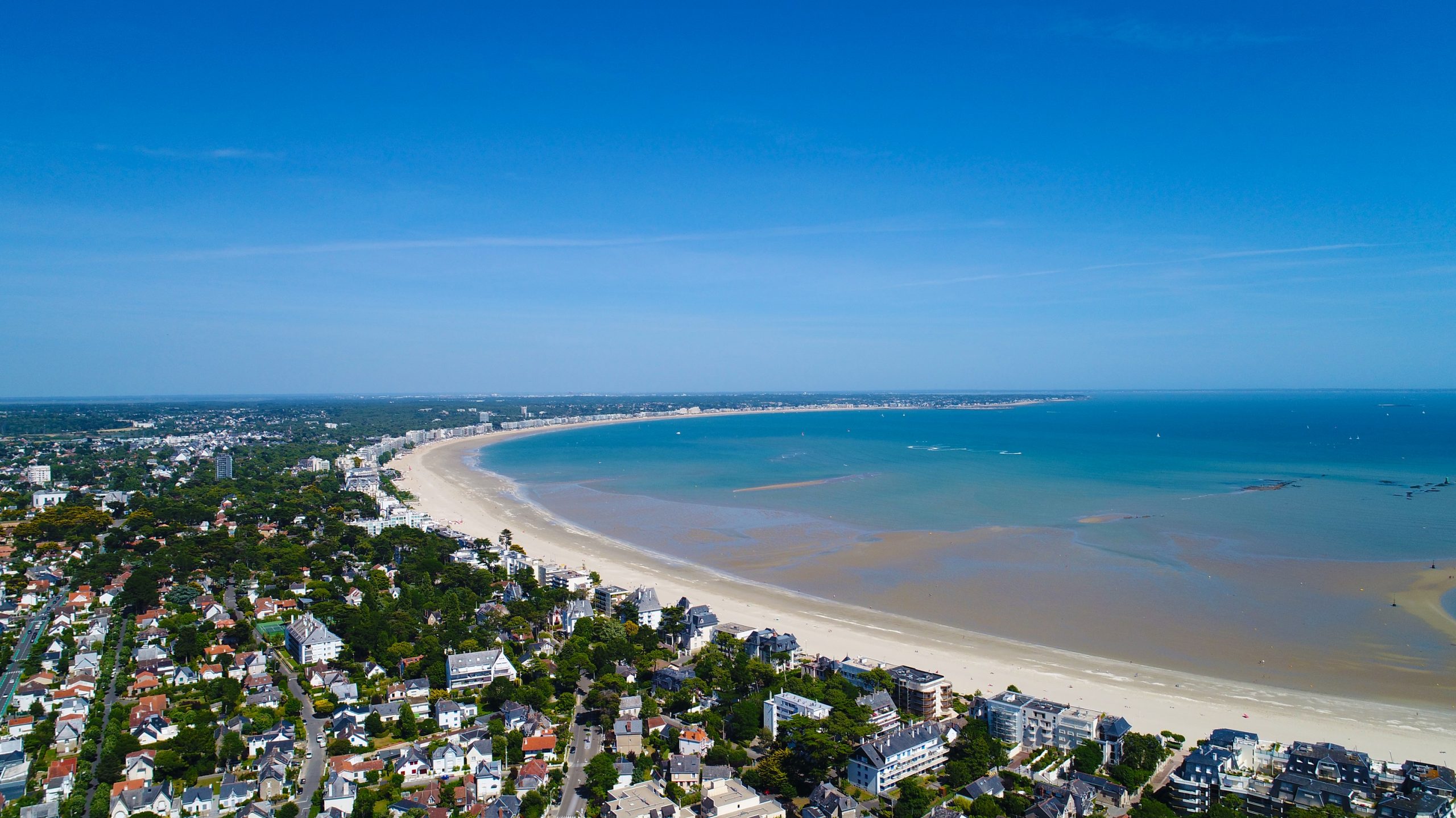 vue-aerienne-unique-sur-la-baie-de-la-baule-escoublac-depuis-le-pouliguen-france-7