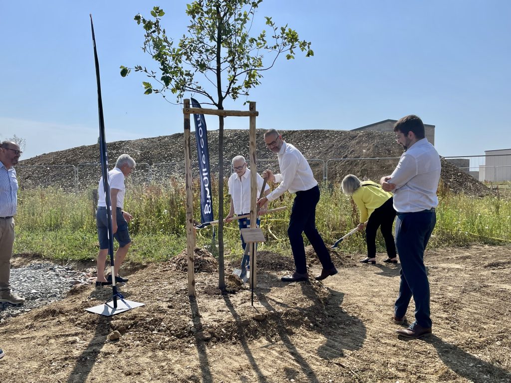 Plantation du premier arbre de la résidence