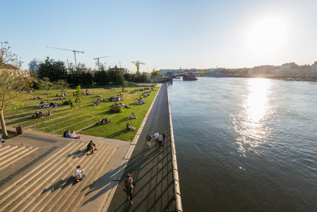 photo du quartier prairie au duc . jardin des berges sur les bords de Loire, farniente et balade des nantais, art de vivre. vue sur Nantes.