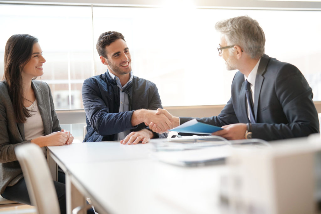 couple discute avec un agent 