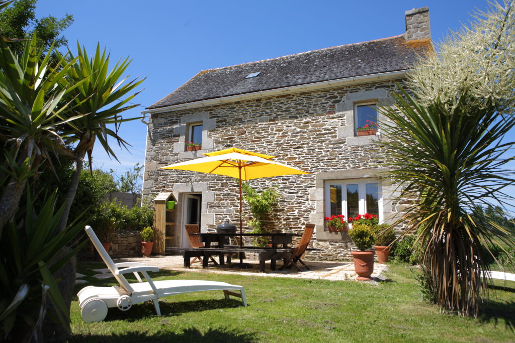 maison en pierres avec jardin 